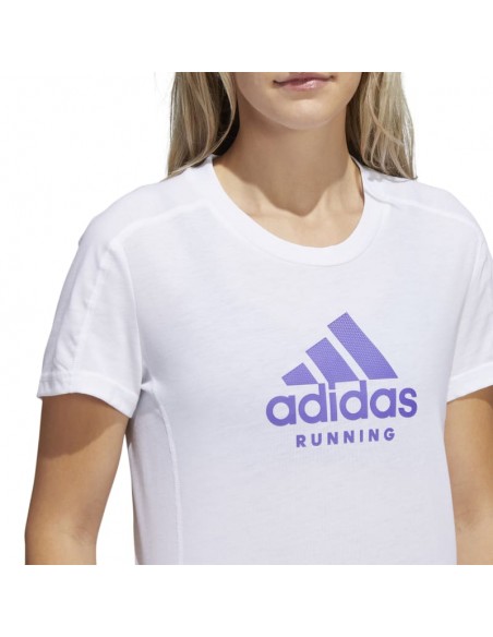 Camiseta de running de manga corta de la marca Adidas para mujer. Vista logotipo.