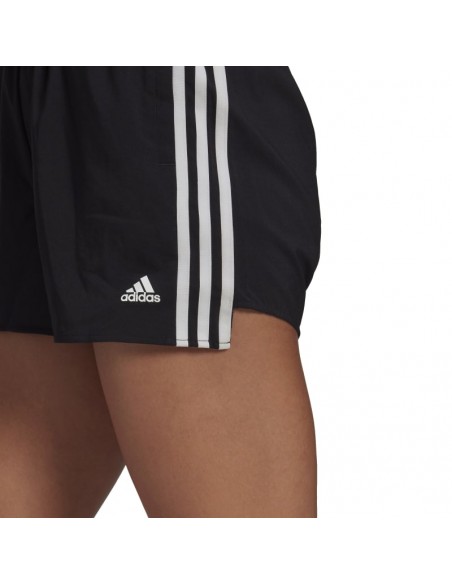 Shorts para hacer deporte de la marca Adidas para mujer, con diseño de 3 bandas en los laterales. Vista detalles.