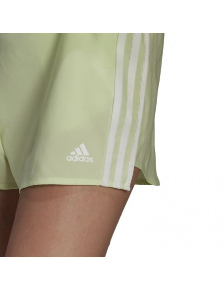 Shorts para hacer deporte de la marca Adidas para mujer, con diseño de 3 bandas en los laterales. Vista logo.
