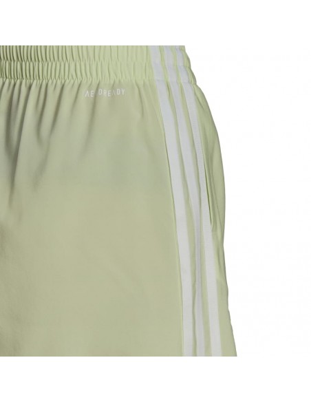 Shorts para hacer deporte de la marca Adidas para mujer, con diseño de 3 bandas en los laterales. Vista detalles.