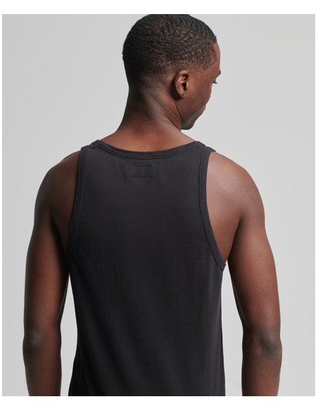 Camiseta sin manga de color negro y cuello redondo básica de la marca Superdry. Vista espalda.