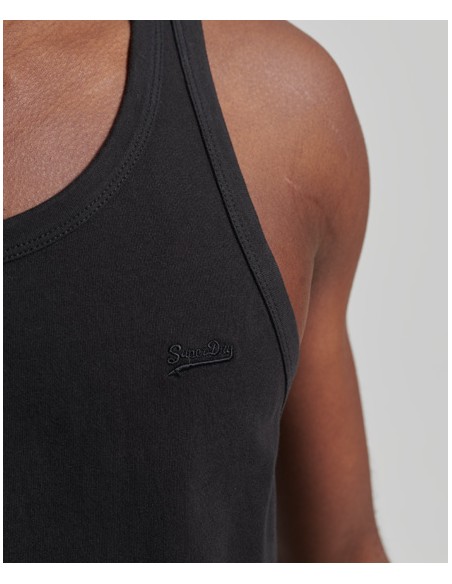 Camiseta sin manga de color negro y cuello redondo básica de la marca Superdry. Vista logo.
