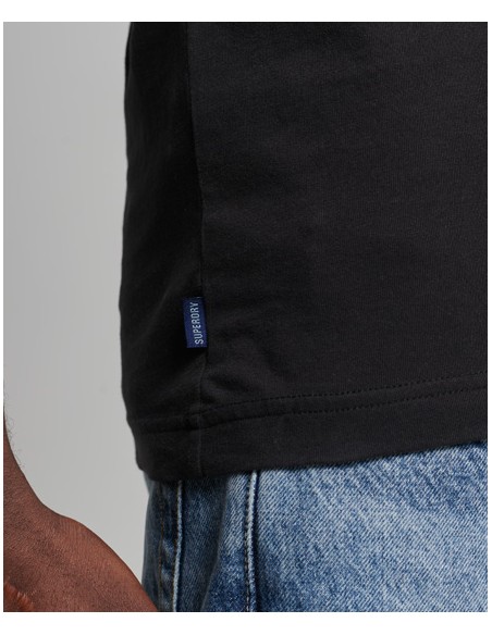 Camiseta sin manga de color negro y cuello redondo básica de la marca Superdry. Vista detalle.