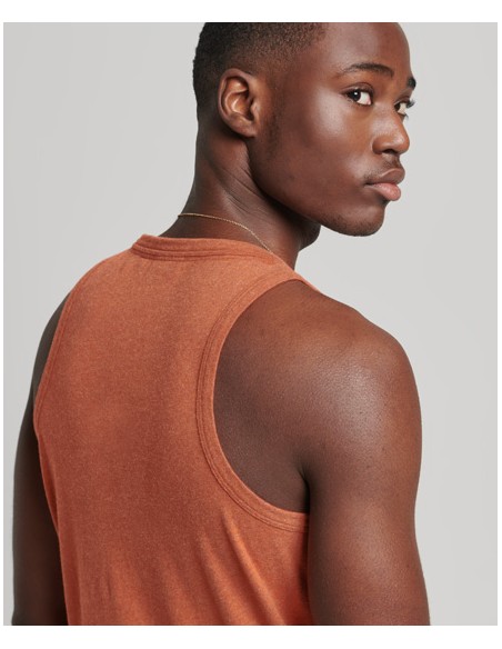 Camiseta sin manga de color naranja y cuello redondo básica de la marca Superdry. Vista espalda.