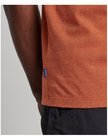 Camiseta sin manga de color naranja y cuello redondo básica de la marca Superdry. Vista detalle.