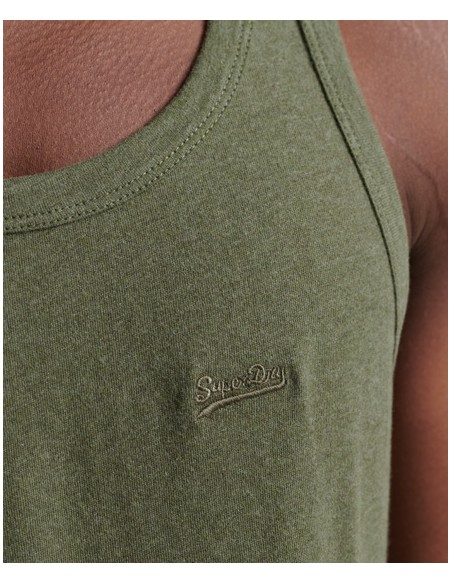 Camiseta sin manga de color verde khaki y cuello redondo básica de la marca Superdry. Vista logo.