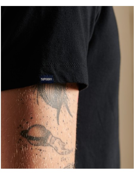 Black t-shirt with round neck and short sleeves from the Superdry brand. Detailed view.