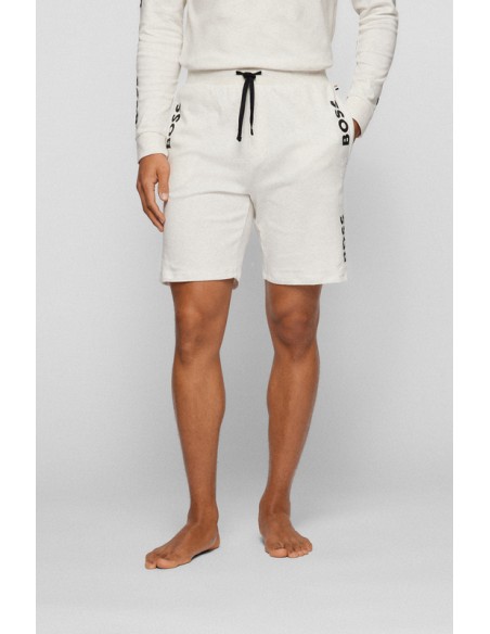 Pantalón corto blanco de estilo deportivo con bandas laterales de la marca Boss. Vista general.