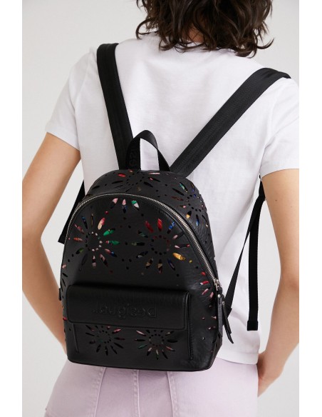Pequeña mochila de la marca Desigual con múltiples bolsillos y pequeño monedero de accesorio. Vista portada.