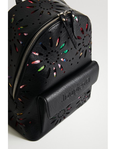 Pequeña mochila de la marca Desigual con múltiples bolsillos y pequeño monedero de accesorio. Vista detalles.