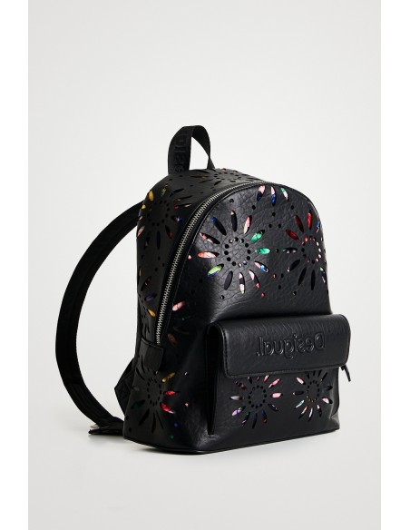 Pequeña mochila de la marca Desigual con múltiples bolsillos y pequeño monedero de accesorio. Vista lateral.