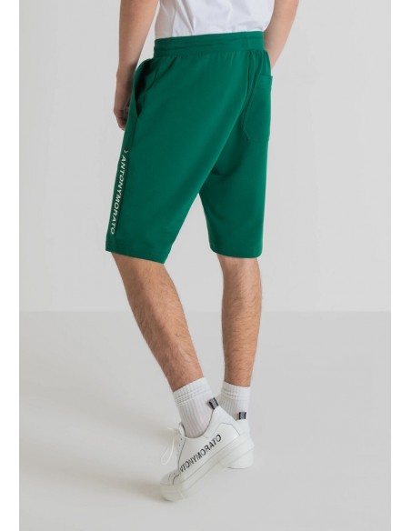 Pantalón corto de chándal con tejido de felpa de la marca Antony Morato en color verde. Vista espalda.