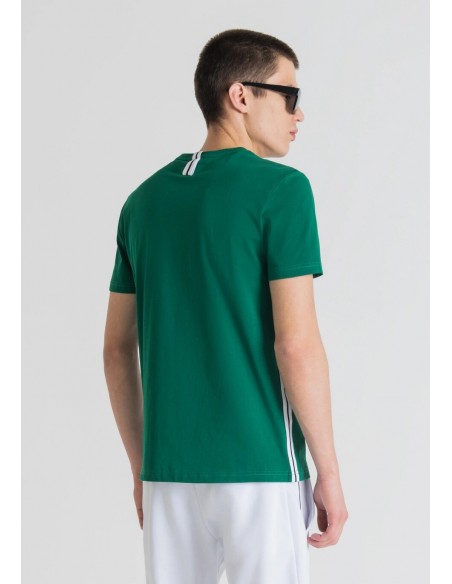 Camiseta de manga corta y cuello redondo, color verde, de la marca Antony Morato. Vista espalda.