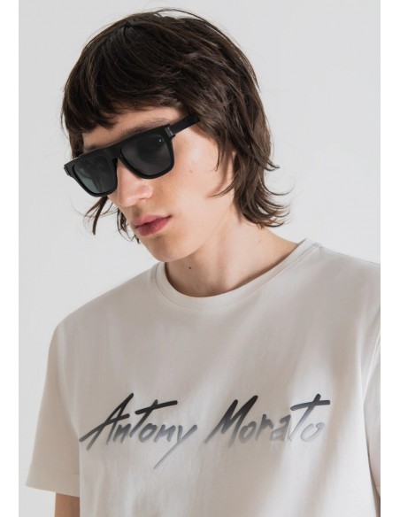 Camiseta de cuello redondo y manga corta de la marca Antony Morato. Vista detallada.