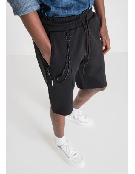 Pantalón corto de felpa para hombre en color negro de Antony Morato. Vista detallada.