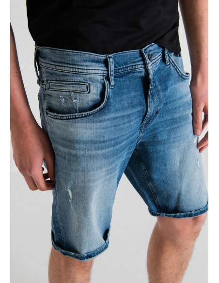 Elastic denim shorts for men  from the Antony Morato brand. Detailed view.