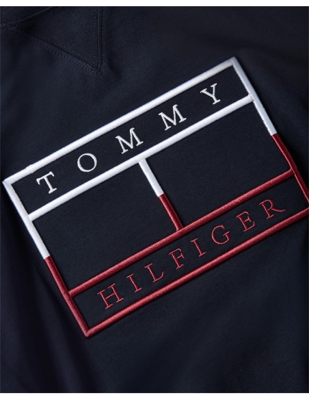 Navy blue short-sleeved t-shirt with embroidered logo of the Tommy Hilfiger brand. Logo view.