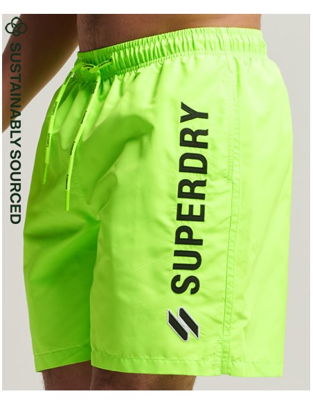 Pantalón corto bañador verde neon de la marca Superdry para hombre. Vista portada.