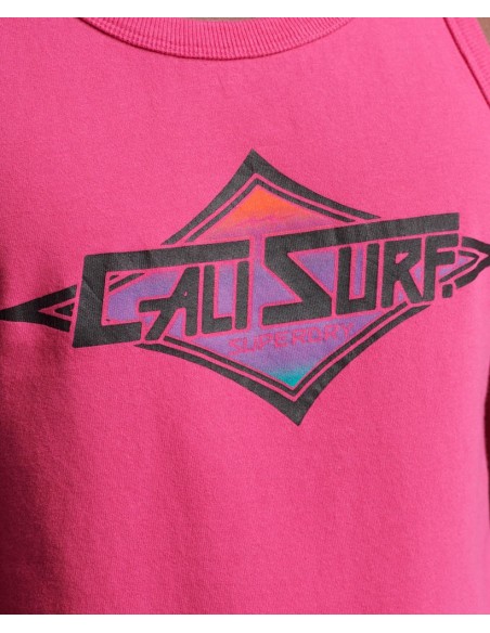 Camiseta sin manga de color rosa para hombre de la marca Superdry. Vista logo.