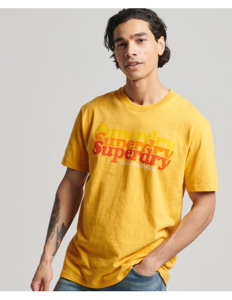 Camiseta de manga corta de color amarillo para hombre con logo a la espalda. Vista frontal.