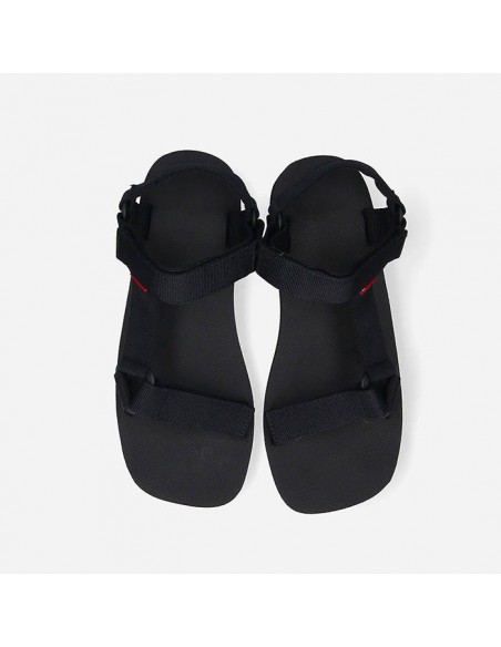 Sandalias negras para mujer con múltiples tiras de la marca Levi's. Vista parte superior.