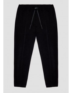 Pantalón de corte ajustado...