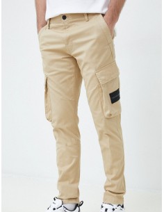 PANTALÓN AJUSTADO DE ESTILO...