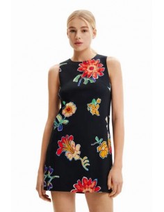 Vestido corto ajustado de...