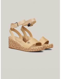 Sandalias con cuña y tira a...