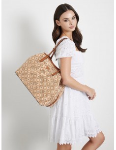 Shopper Vikky Rafia de Guess 2