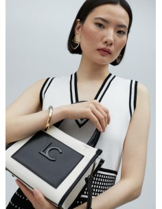 Bolso bicolor efecto piel...