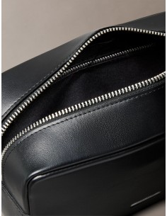 Calvin Klein Pebbled... 2