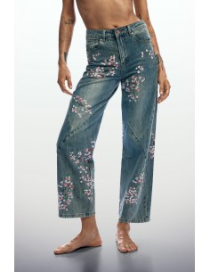 Pantalón vaquero bordados...