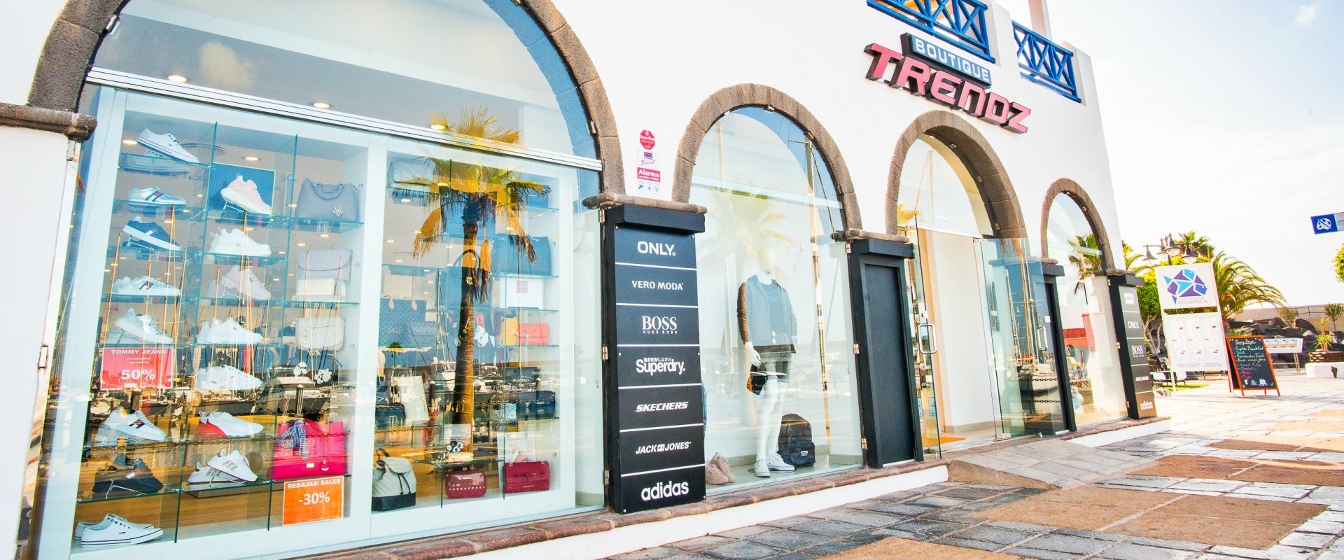 Boutique Trendz Puerto Deportivo Marina Rubic&oacute;n, Playa Blanca. Lo mejor en ropa, calzado, bolsos, ba&ntilde;adores y complementos originales en la isla de Lanzarote.