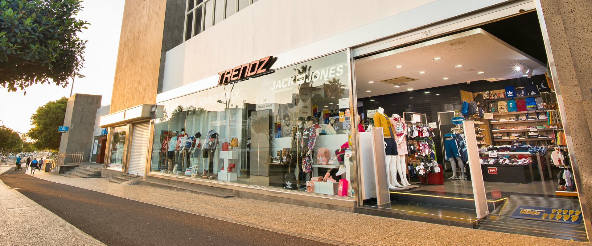Trendz Boutique Avenida de las Playas, Puerto del Carmen. Una de las mejores tiendas de ropa, calzado, bolsos, ba&ntilde;adores y complementos aut&eacute;nticos en Lanzarote.